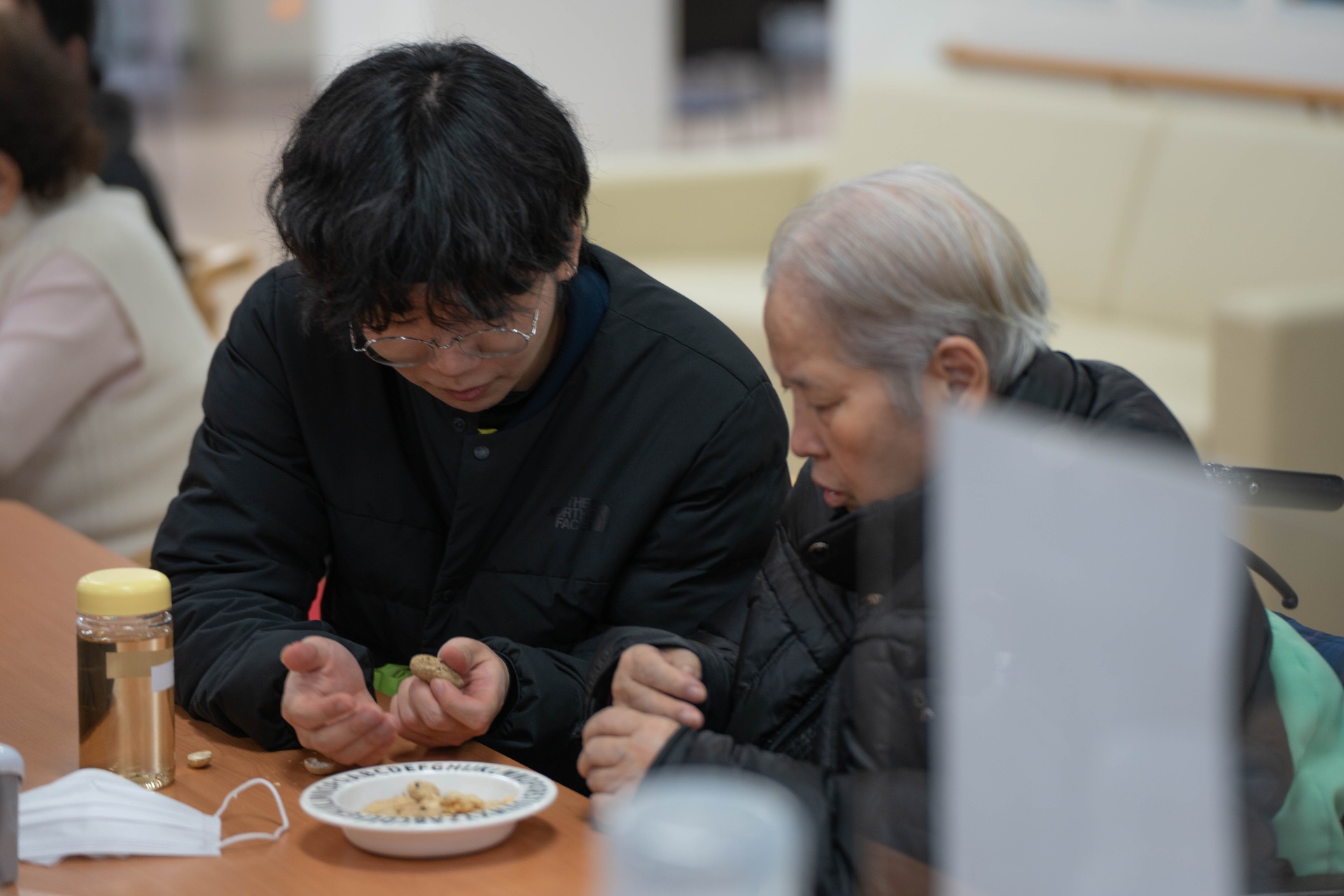 어르신과 1:1 인지·소근육 활동
